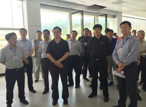 仟億達董事長鄭兩斌隨領(lǐng)導考察中 仟億達董事長鄭兩斌隨領(lǐng)導考察中