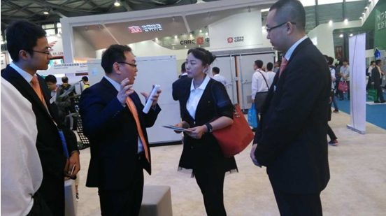 仟億達(dá)831999總經(jīng)理王元圓帶領(lǐng)團(tuán)隊(duì)赴上海參加太陽能光伏發(fā)電展會