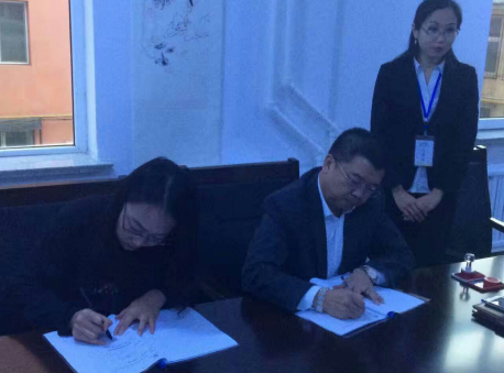 仟億達(dá)王總與包頭市卉祥源公司負(fù)責(zé)人簽約 仟億達(dá)王總與包頭市卉祥源公司負(fù)責(zé)人簽約