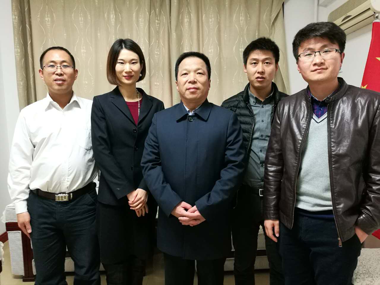 仟億達劉總（右一）與曲沃副縣長崔權利（左一）簽約現(xiàn)場