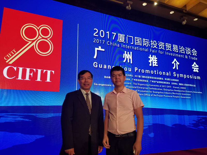 廈門市商務(wù)局副局長(zhǎng)洪本祝(左)與仟億達(dá)集團(tuán)廈門子公司鄭總(右) 廈門市商務(wù)局副局長(zhǎng)洪本祝(左)與仟億達(dá)集團(tuán)廈門子公司鄭總(右)