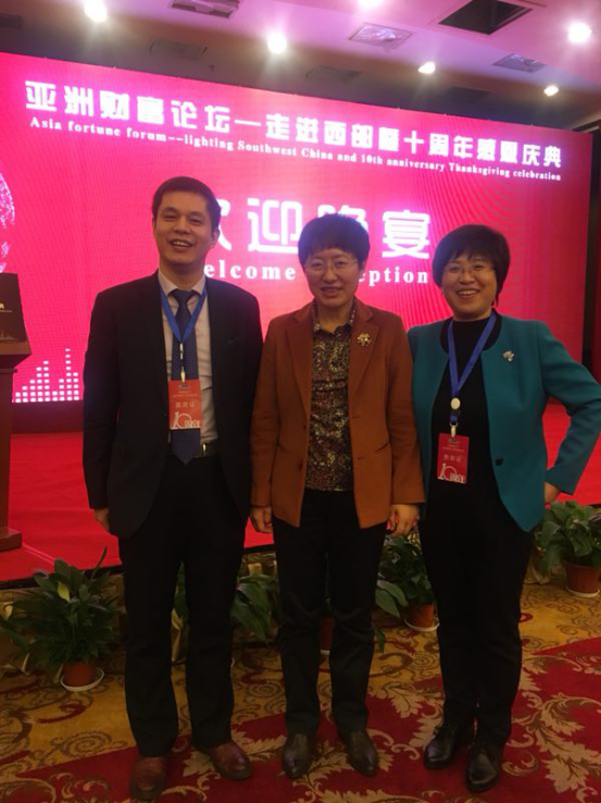 仟億達(dá)集團(tuán)董事長鄭兩斌先生（左）與山東省副省長兼山東工商聯(lián)主席王隨蓮（中）、山東省工商聯(lián)副主席孫美菊（右）