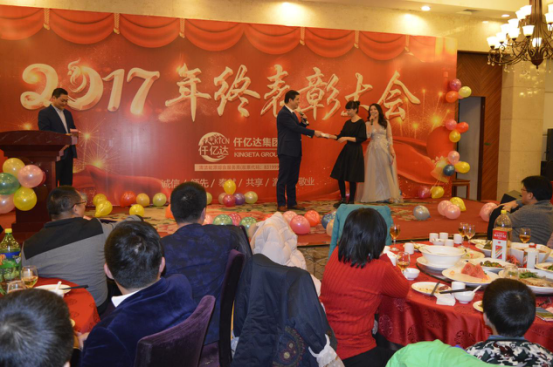 董事長鄭兩斌先生抽取、頒發(fā)終級幸運(yùn)獎(jiǎng)